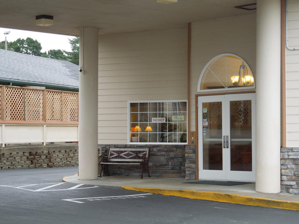 Paradise Inn & Suites At Lincoln City Exterior photo