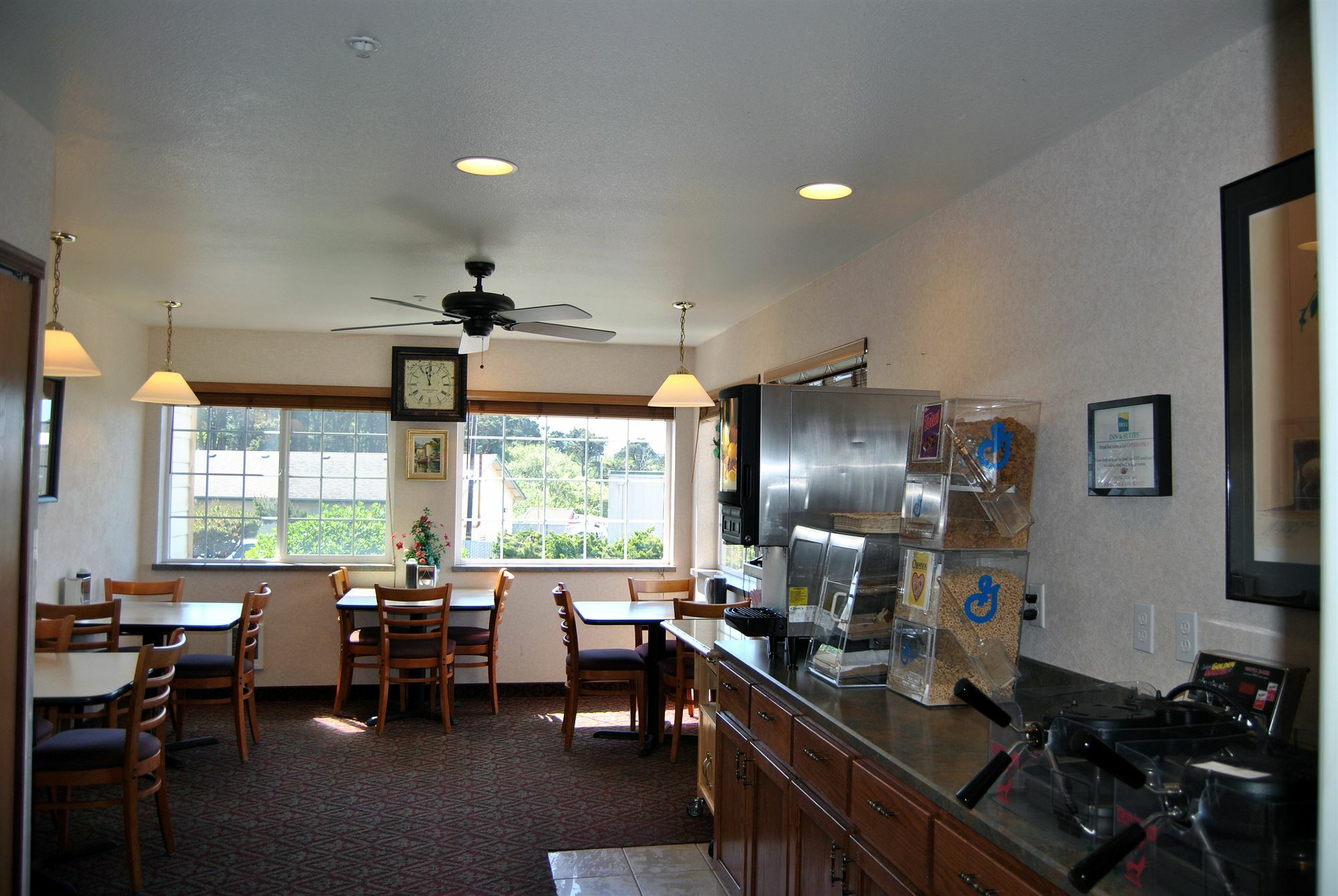 Paradise Inn & Suites At Lincoln City Exterior photo